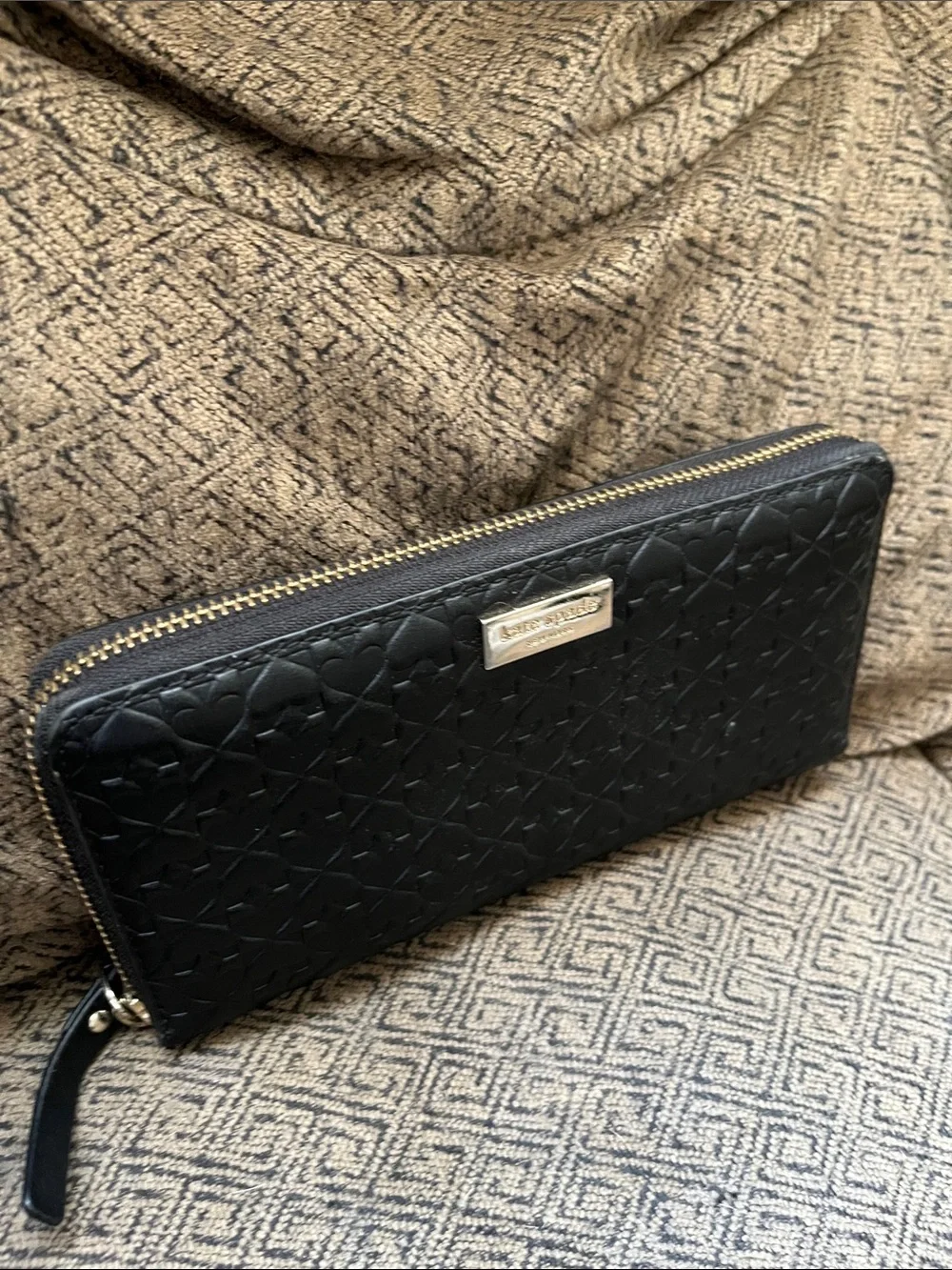 kate spade black quilted spade logo-embossed zip wallet with gold plaque